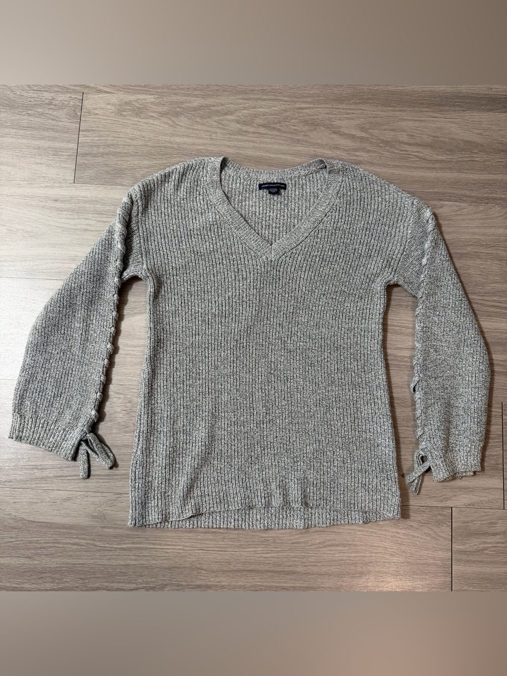 American Eagle Lace-Up Sleeve V-Neck Sweater | Women’s‎ XS